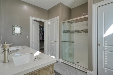 Welcome to this beautifully maintained lakefront residence - photo 17