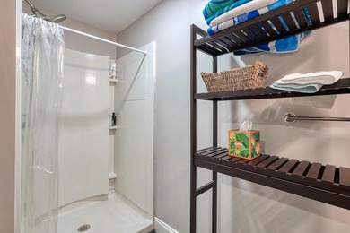 Welcome to this beautifully maintained lakefront residence - photo 23