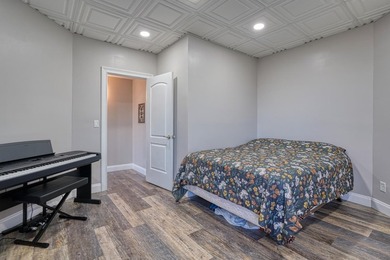 Welcome to this beautifully maintained lakefront residence - photo 24