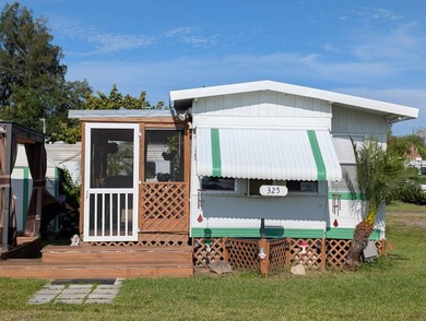 Enjoy the Florida Lifestyle Here! Large Back Corner Lot with - photo 2