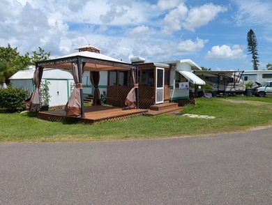 Enjoy the Florida Lifestyle Here! Large Back Corner Lot with - photo 5