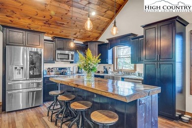 Nestled under the peaks of Sugar Mountain is this 3 bedroom, 3.5 - photo 21