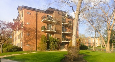 Welcome to this private comfy, corner, convenient condo located - photo 2