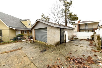 Well maintained two family in residential Rosedale. Both floors - photo 5