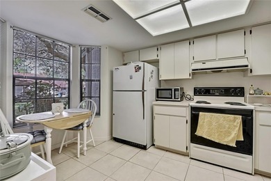 Beautifully maintained 2-bedroom, 2-bath villa featuring tile - photo 11