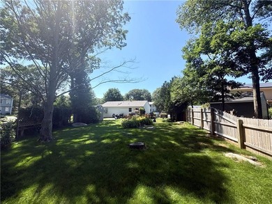Welcome to this meticulously maintained three-bedroom ranch - photo 12