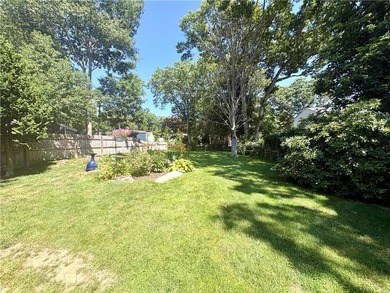 Welcome to this meticulously maintained three-bedroom ranch - photo 13