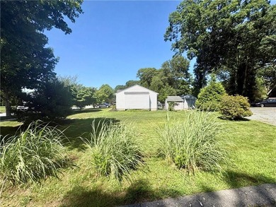 Welcome to this meticulously maintained three-bedroom ranch - photo 14