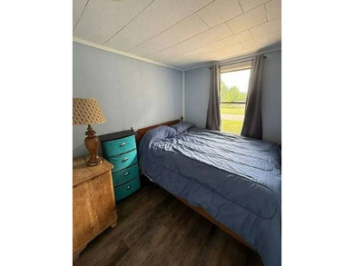 Rare Opportunity! Fully Furnished Seasonal Lake Cottage with - photo 17
