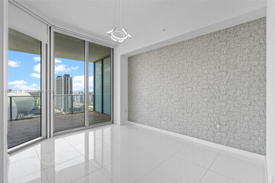 Live above it all at Paramount Miami Worldcenter. This oversized