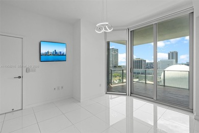 Live above it all at Paramount Miami Worldcenter. This oversized