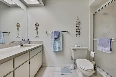 Beautifully maintained 2-bedroom, 2-bath villa featuring tile - photo 21