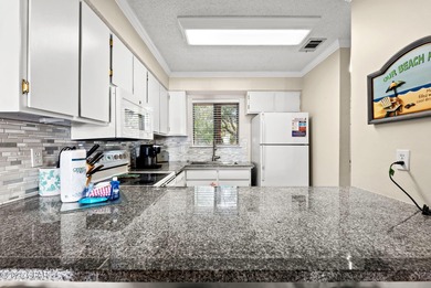 Welcome to Portside Condos! This 2 bedroom/1 and a half bathroom - photo 6