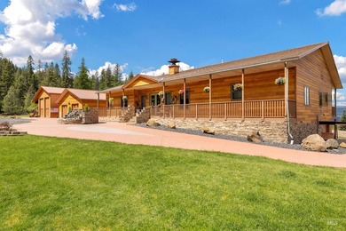 Discover this beautiful mountain retreat with amazing views of - photo 3
