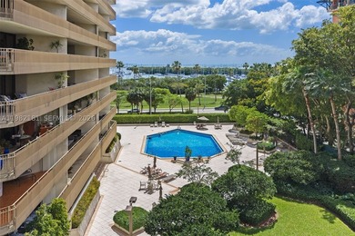Designed by renowned architect Kenneth Treister, Yacht Harbour - photo 3