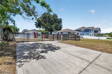 This adorable home is as lovely inside as it is from the street - photo 36