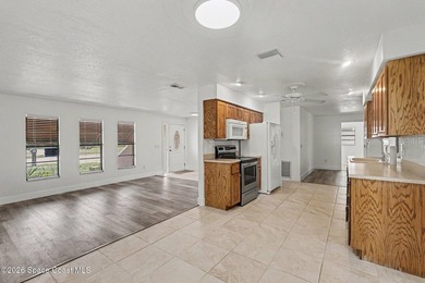 Welcome home to this beautifully maintained 3-bedroom, 2-bath - photo 6