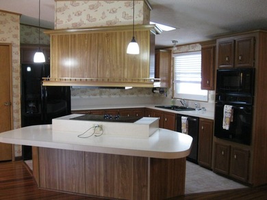Spacious and well maintained 2 Bedroom 2 bathroom mobile home - photo 12