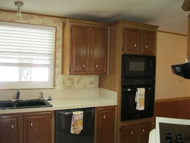 Spacious and well maintained 2 Bedroom 2 bathroom mobile home - photo 14