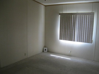 Spacious and well maintained 2 Bedroom 2 bathroom mobile home - photo 18