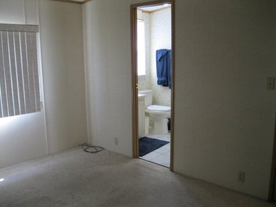 Spacious and well maintained 2 Bedroom 2 bathroom mobile home - photo 19