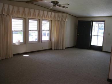 Spacious and well maintained 2 Bedroom 2 bathroom mobile home - photo 24
