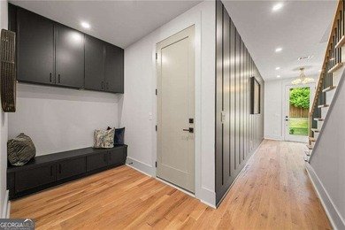 Modern architecture, designer finishes, and light-filled living - photo 4