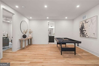Modern architecture, designer finishes, and light-filled living - photo 8