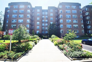 (private lake, pond, coastal) Home Sale Pending in Bayside New York