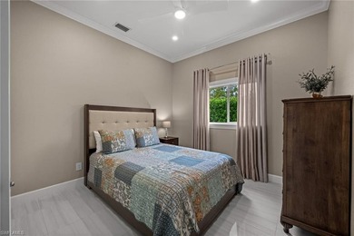 Beautifully refashioned 3-bedroom, 3-bath pool home with a den - photo 24