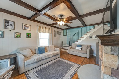 Best kept secret in West Islip! Goldilocks would call this house - photo 3
