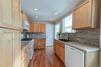Best kept secret in West Islip! Goldilocks would call this house - photo 8