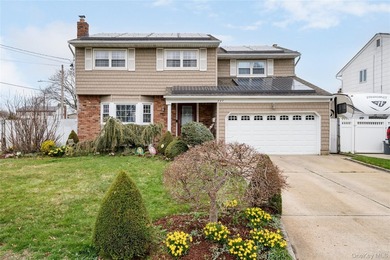 Welcome to this beautifully maintained center hall colonial - photo 1