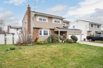 Welcome to this beautifully maintained center hall colonial - photo 2