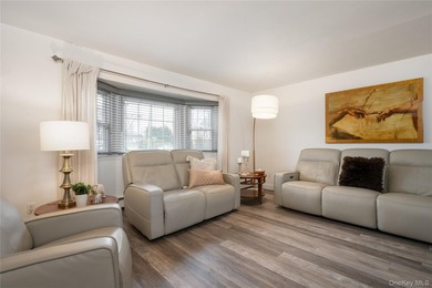 Welcome to this beautifully maintained center hall colonial - photo 5