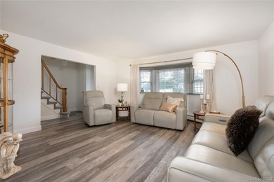Welcome to this beautifully maintained center hall colonial - photo 7
