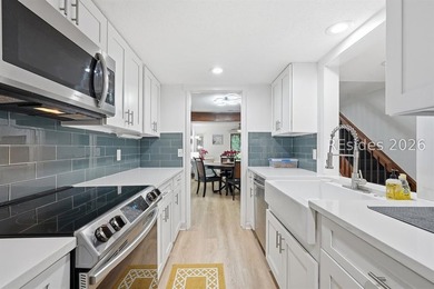 Rare Sailmaster 2 bedroom, 2 1/2 bath directly overlooking the - photo 16