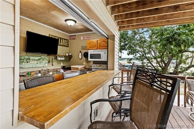 Location. Luxury. Lifestyle. This exceptional waterfront retreat - photo 40