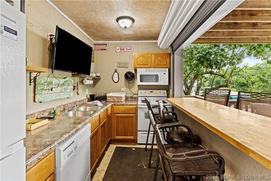 Location. Luxury. Lifestyle. This exceptional waterfront retreat - photo 44