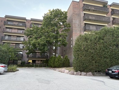 (private lake, pond, creek) Condo For Sale in Gurnee Illinois