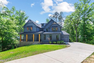 Welcome to lake living at its finest in the highly desirable - photo 2