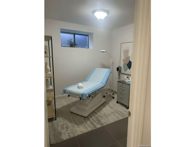 Lower-level condo in the heart of Forest Hills with flexible use - photo 15