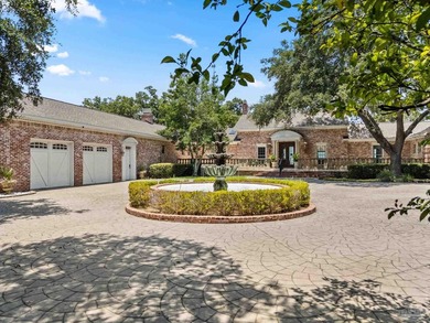 1.1 acres in the heart of Gulf Breeze Proper! This fine estate - photo 1