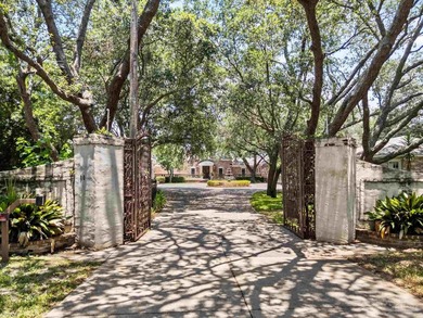 1.1 acres in the heart of Gulf Breeze Proper! This fine estate - photo 2