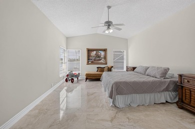 Beautifully updated 4BR/3BA pool home w/long lake views in - photo 18