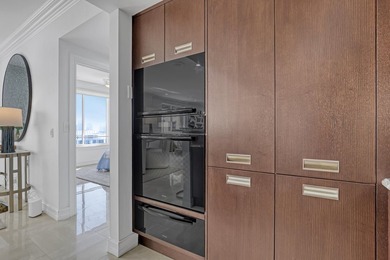 Beautifully refreshed, this spacious 2-bedroom residence (easily - photo 9
