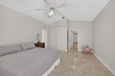 Beautifully updated 4BR/3BA pool home w/long lake views in - photo 20