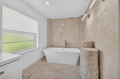 Beautifully updated 4BR/3BA pool home w/long lake views in - photo 23