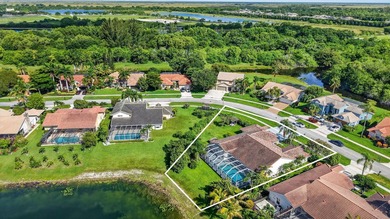 Beautifully updated 4BR/3BA pool home w/long lake views in - photo 26