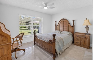 Beautifully updated 4BR/3BA pool home w/long lake views in - photo 27